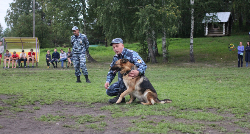 Ирбитские кинологи СИЗО-2 выступили в детском лагере "Салют"