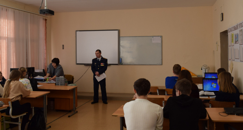 Сотрудники ирбитского СИЗО-2 рассказали выпускникам школ о преимуществах обучения в вузах ФСИН России