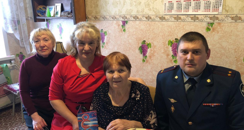 Руководство ирбитского СИЗО-2 поздравило на дому женщин-ветеранов с Международным женским днем