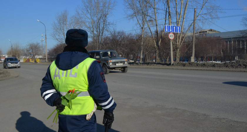 В Ирбите сотрудники ГИБДД провели акцию «Цветы для автоледи»