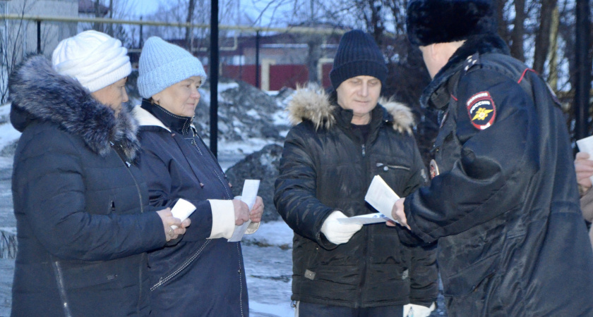 В Ирбите полицейские продолжают вести профилактические беседы с населением в целях предупреждения фактов мошенничества