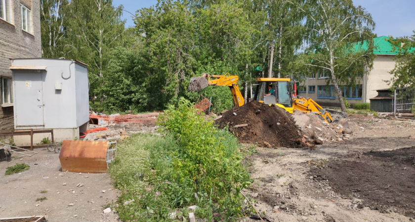 В Ирбите сносят пристрой к спортивному павильону на стадионе «Юность»