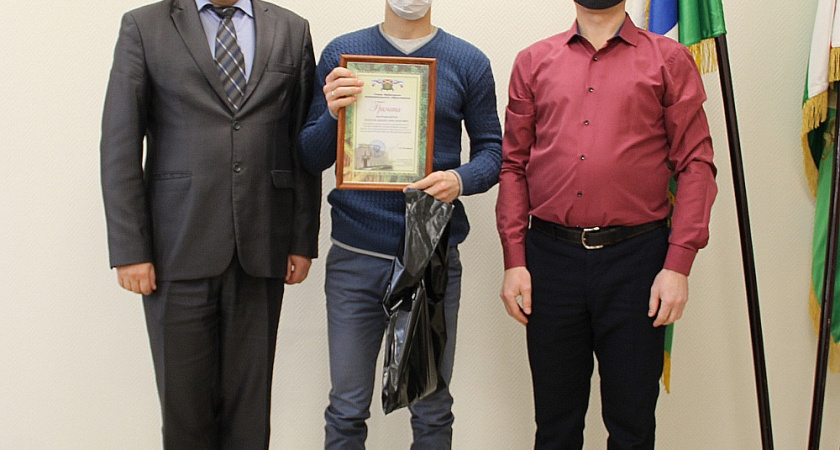 Игрокам хоккейной команды Ирбитского района вручили грамоты и памятные подарки