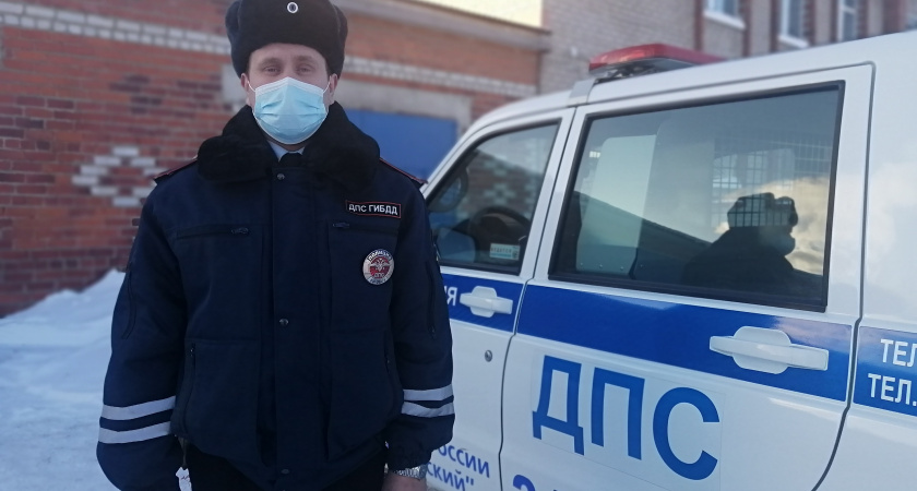 Ирбитские сотрудники ГИБДД спасли от холода водителя и экспедитора автомобиля, перевозящего медикаменты для сети аптек