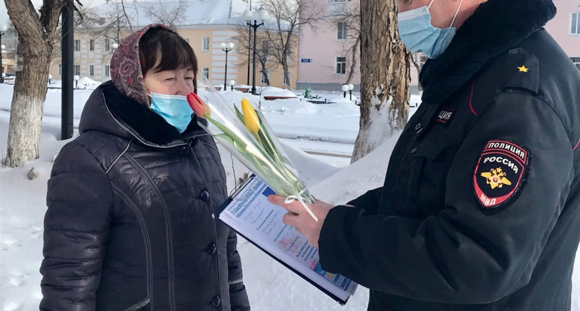 Ирбитские полицейские в рамках акции «8 марта – в каждый дом» поздравили женщин с наступающим праздником