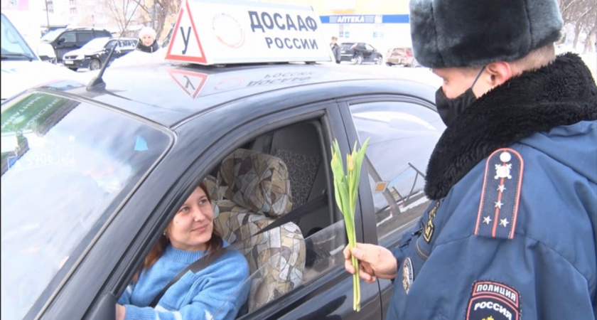 Накануне весеннего праздника в городе Ирбите прошла акция «Цветы для автоледи»