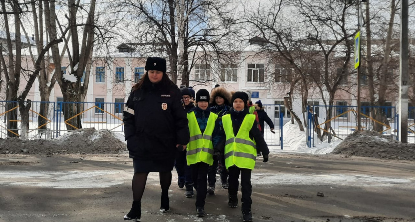 Ирбитские полицейские и школьники принимают участие в акции «Шагающий автобус»