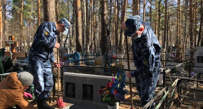 Сотрудники СИЗО-2 привели в порядок могилы ветеранов