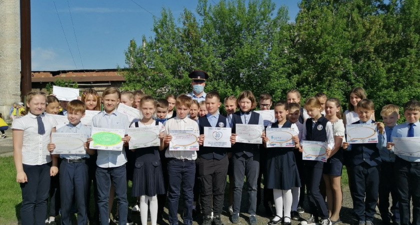 В Ирбите сотрудники Госавтоинспекции проводят профилактические беседы со школьниками