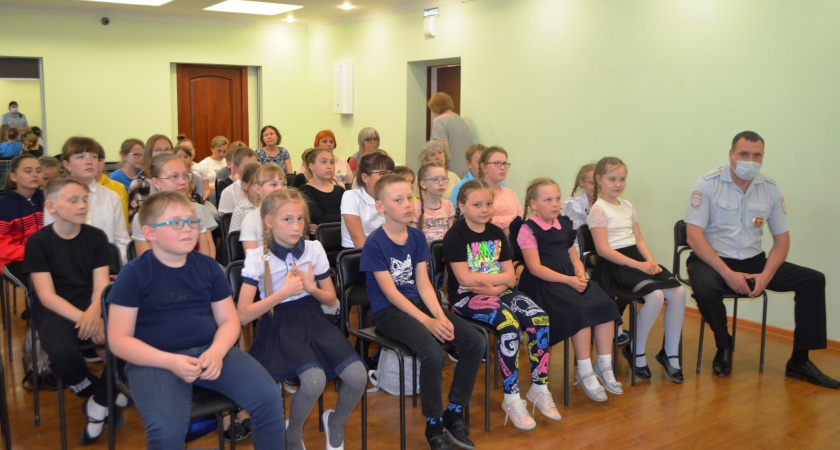 Сотрудники Госавтоинспекции Ирбита посетили "Ирбитскую районную детскую школу искусств"