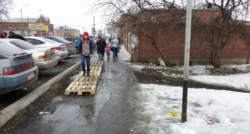 Гражданский активист Алексей Кононов продолжает благоустраивать ирбитские тротуары
