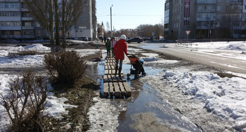 Городской активист Алексей Кононов третий год подряд благоустраивает ирбитские тротуары