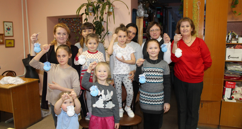 В клубе "Умелые руки" прошел мастер-класс по изготовлению ретро-шаров