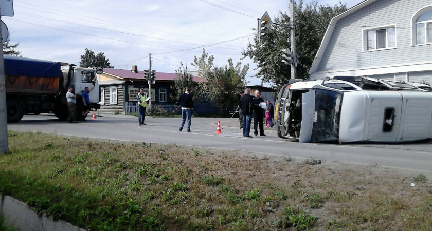 В результате ДТП перевернулась маршрутка, есть пострадавшие
