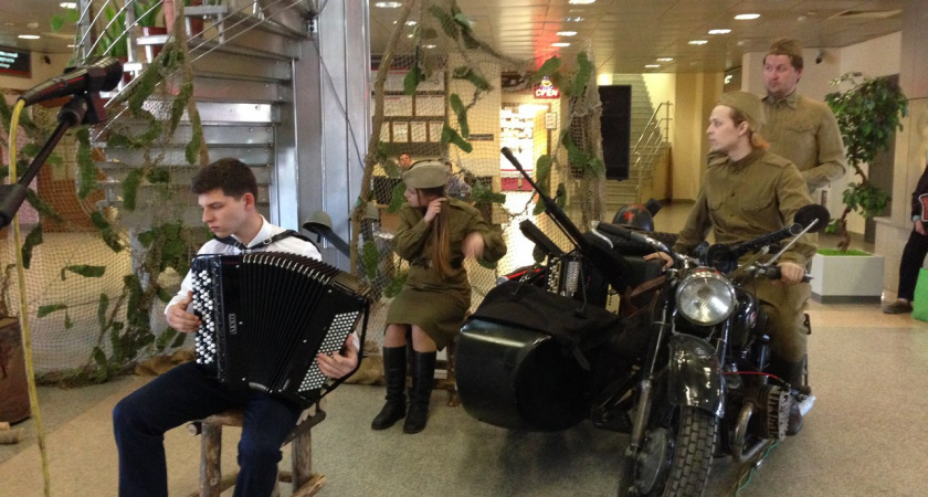 Артисты Ирбитского театра организовали флеш-моб на вокзале в Тюмени