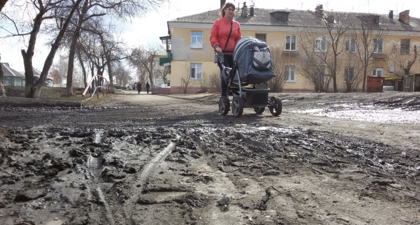 В Ирбите активист самостоятельно благоустраивает тротуары