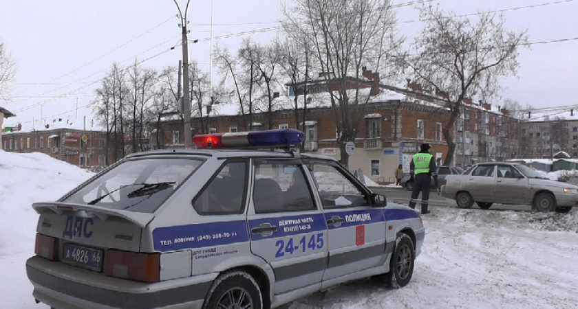 Инспекторы ГИБДД Ирбита применили табельное оружие для остановки водителя, управлявшего автомобилем в состоянии опьянения (Видео)