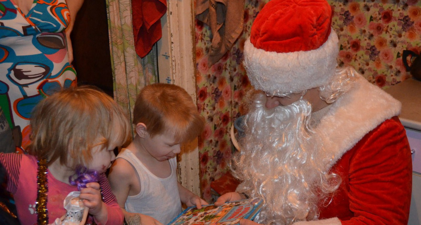 Полицейский Дед Мороз посетил детей попавших в сложные жизненные обстоятельства