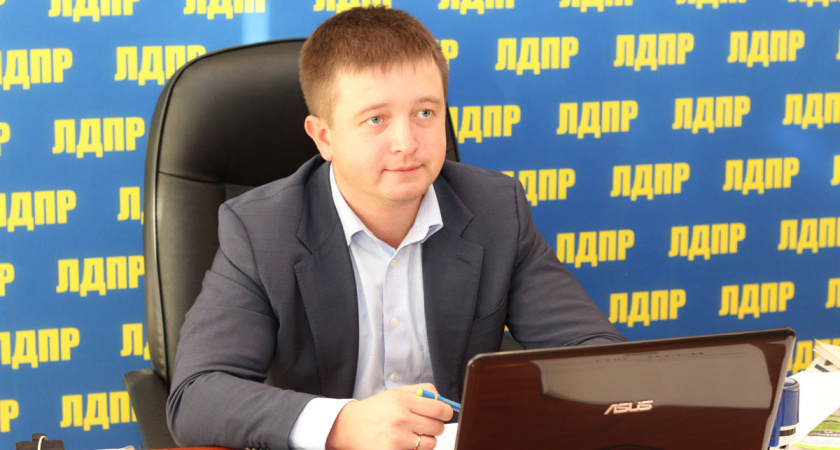 Свердловский депутат пригласил мэра Ирбита прокатиться на автобусе по разбитым дорогам