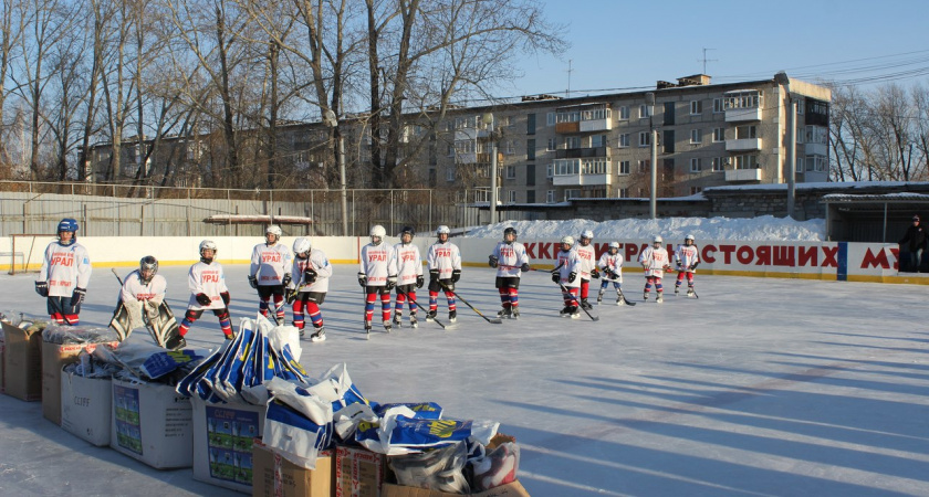 Депутат Игорь Торощин передал 18 комплектов хоккейной формы в ДЮСШ Ирбита