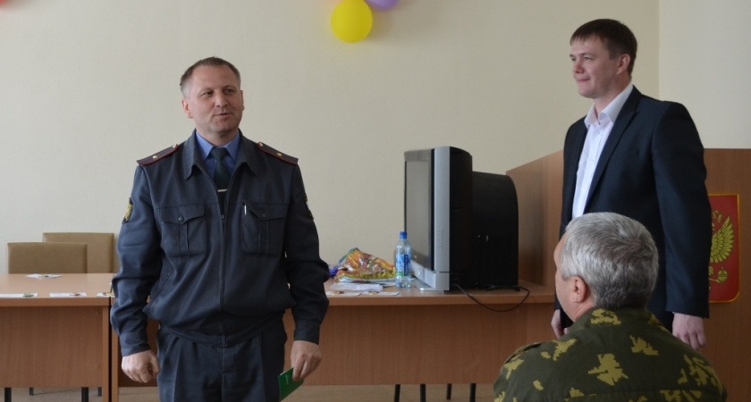 В Ирбите накануне Дня пограничника вручили памятные знаки ветеранам службы