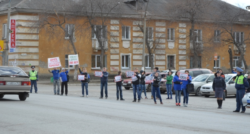 Сотрудники ГИБДД Ирбита организовали акцию «Молодежь за безопасность дорожного движения»