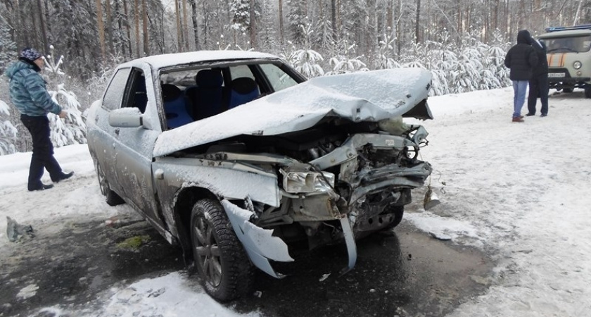 Сотрудники полиции устанавливают обстоятельства ДТП, в котором один человек погиб и еще четверо пострадали