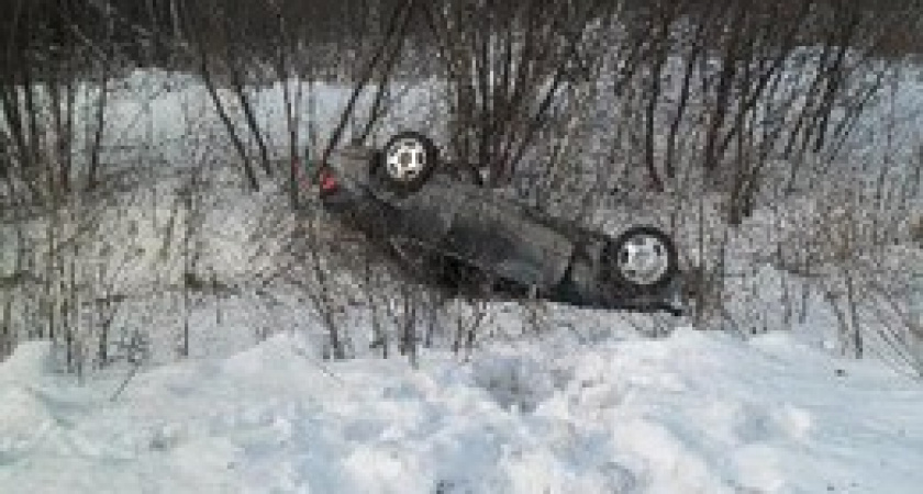 Возле Ирбита опрокинулась иномарка, пострадали три человека