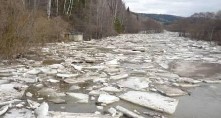 На реках Среднего Урала взрывают лед