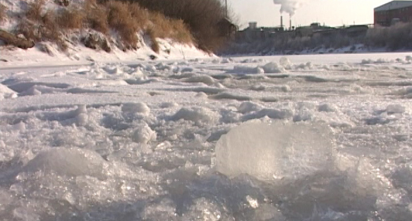 Не выходите на лёд - опасно