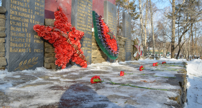 В Ирбите волонтеры, полицейские и общественники расчистили воинский мемориал