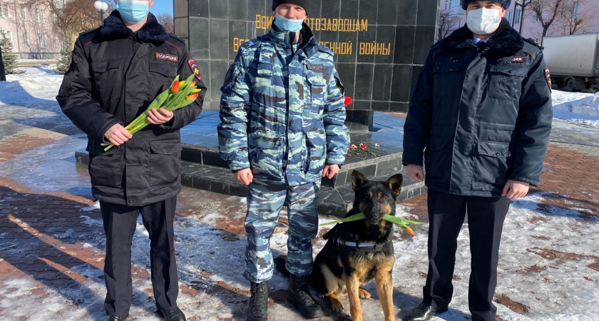 Ирбитские полицейские поздравили женщин с наступающим праздником 8 марта