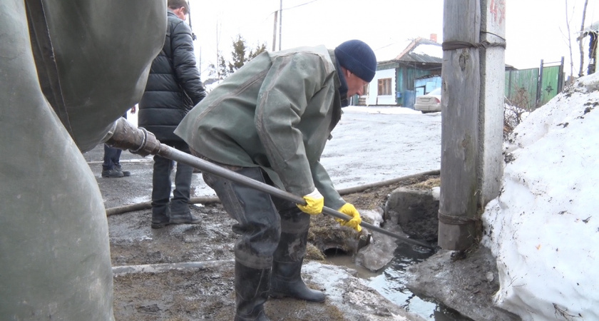 В Ирбите начали промывать водоотводные трубы