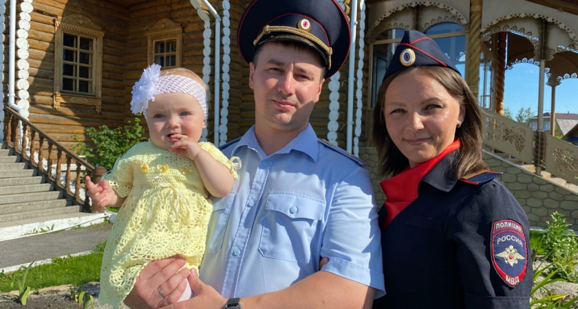 Сотрудники полиции Ирбита поздравляют с Днем семьи, любви и верности