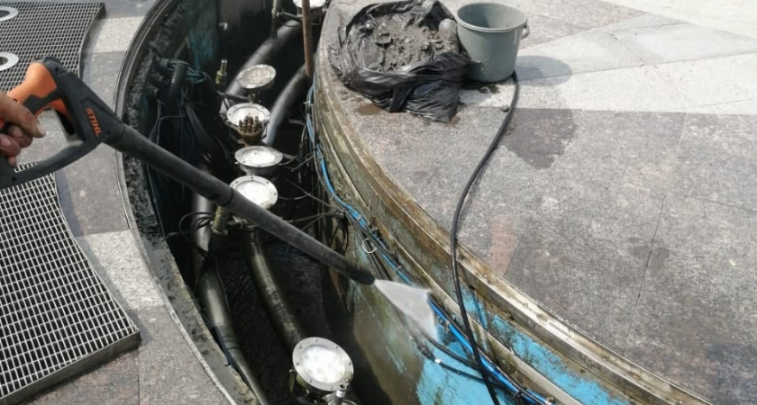 Работники "Благоустройства" почистили и вымыли фонтан на бульваре Победы