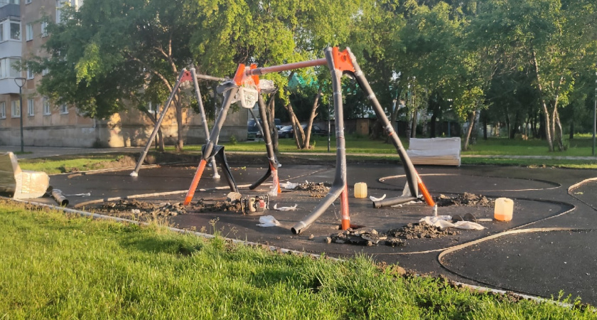 У ДК им. В.К. Костевича начался монтаж нового оборудования на детской площадке