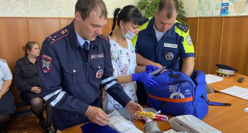В Ирбите для сотрудников ГИБДД проведены занятия по оказанию первой доврачебной помощи с использованием специальных медицинских укладок