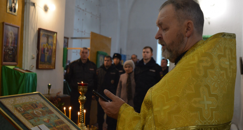 В Ирбите провели панихиду по сотрудникам МВД, погибшим при исполнении служебного долга