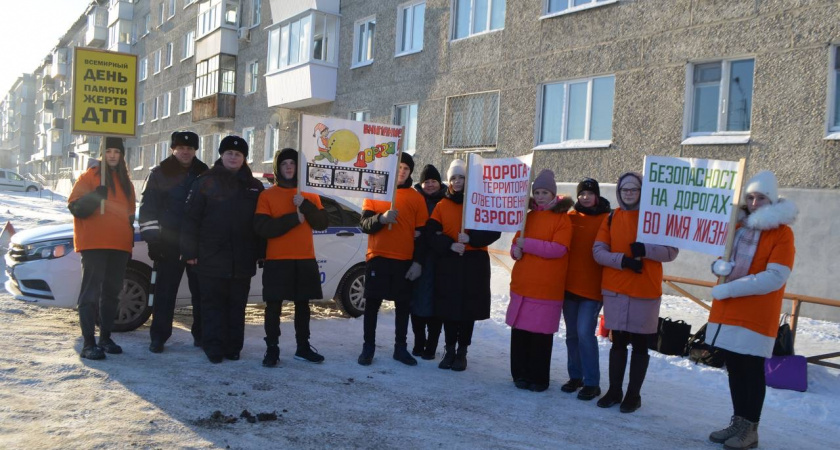 В Ирбите волонтеры и сотрудники Госавтоинспекции провели акцию «День памяти жертв ДТП»