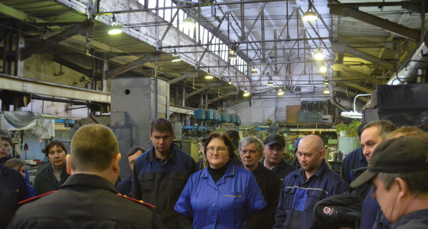 Ирбитские полицейские проводят профилактически беседы по мошенничеству с трудовыми коллективами города и района