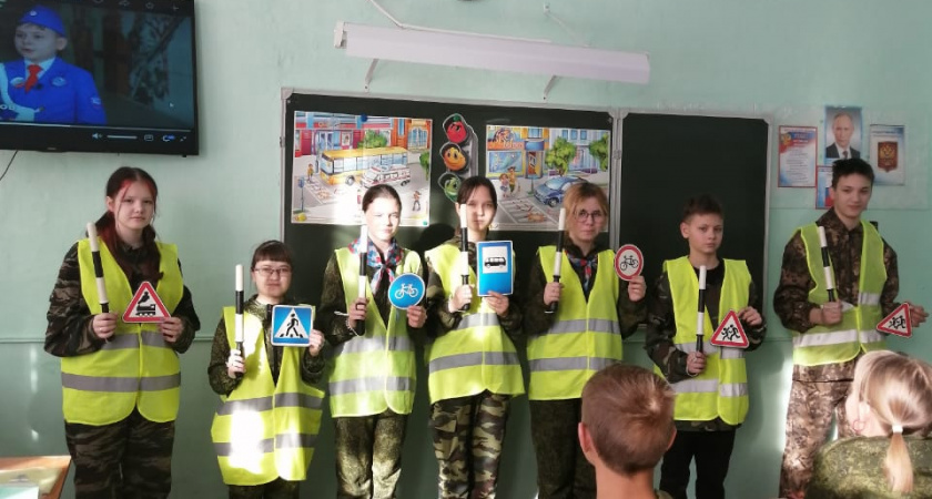 В Ирбите и Ирбитском районе на уроке «Разговоры о важном» школьникам рассказали о деятельности отрядов ЮИД
