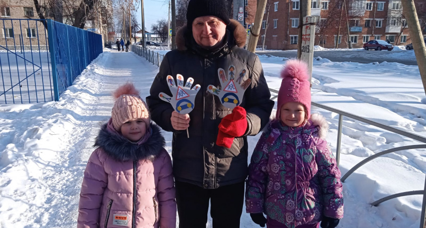 Отряд ЮИД "Светофорик" МБДОУ №20 г. Ирбита совместно с сотрудником Госавтоинспекции провели акцию "Ладошка безопасности"
