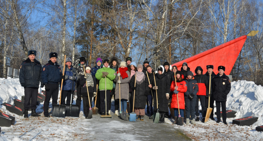 В Ирбите студенты, полицейские и общественники расчистили воинский мемориал