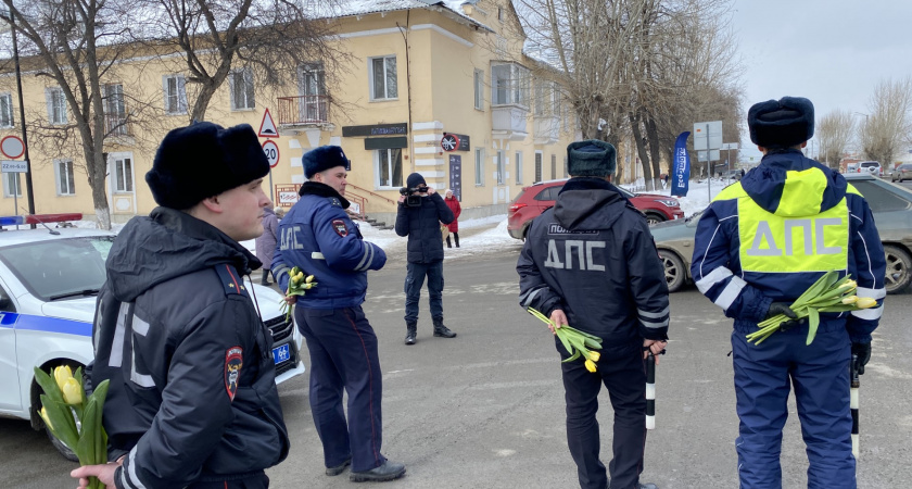 Одними из первых с цветами вместо протоколов на дороги области вышли автоинспекторы г. Ирбита
