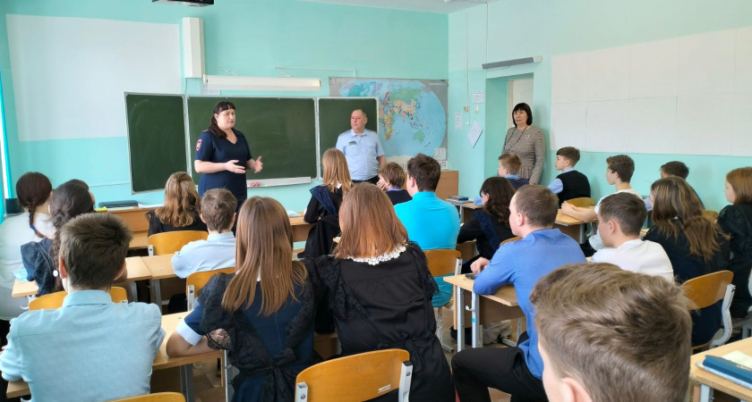 Сотрудники Госавтоинспекции проводят занятия с школьниками перед весенними каникулами