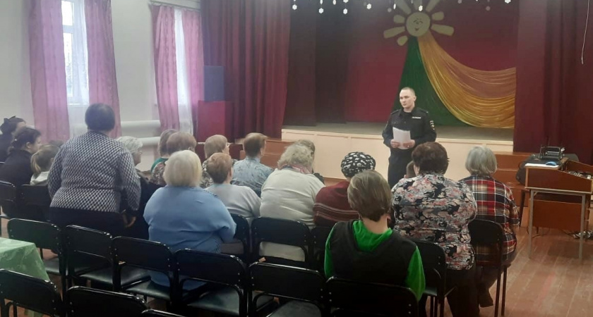 Участковые уполномоченные полиции Ирбита предупреждают граждан пожилого возраста о действиях мошенников