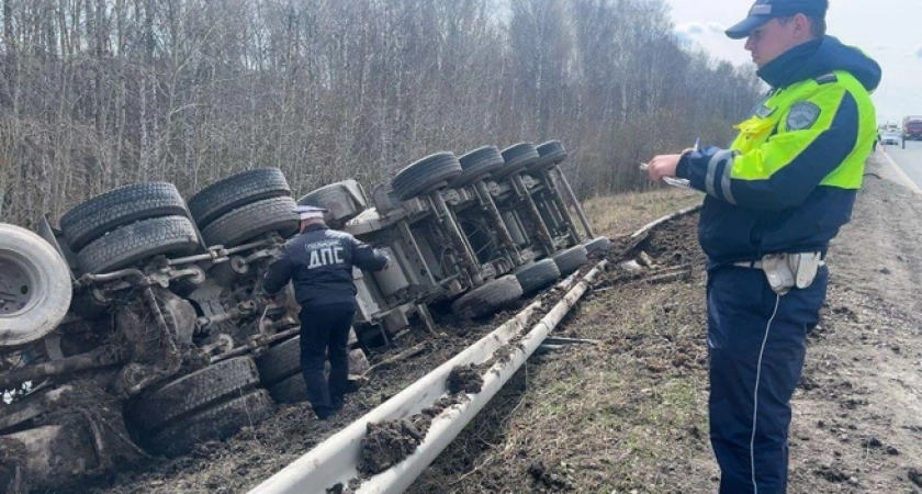 На одной из трасс Свердловской области фура влетела в кювет