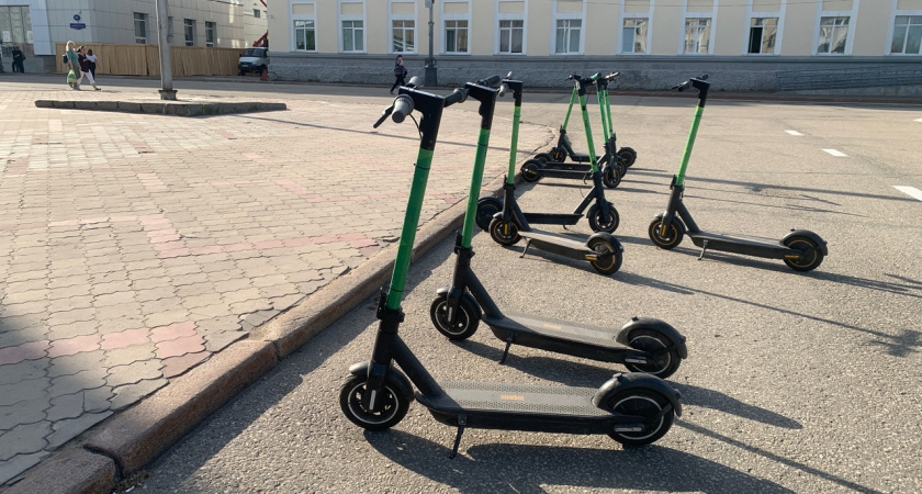 Самокатчик из столицы Свердловской области попал под колеса машины