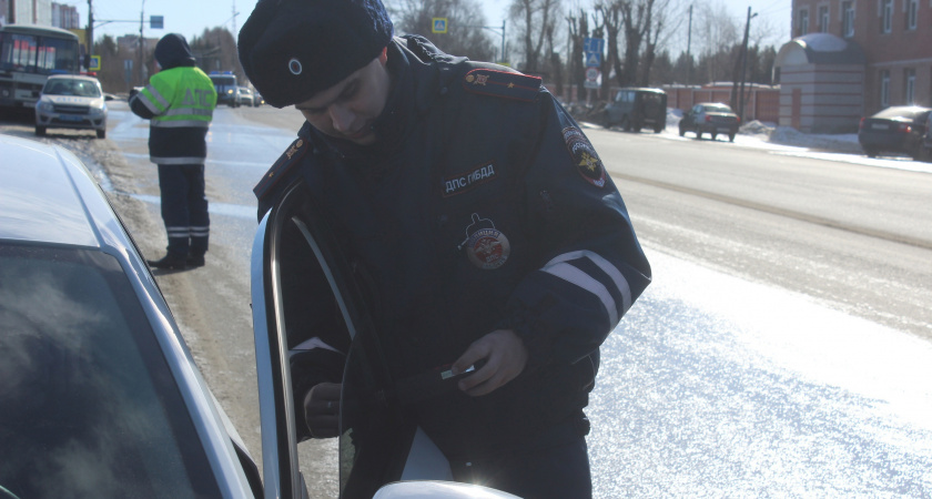 Юрист раскрыл, как в России штрафуют водителей на 15 000 рублей за езду на машине с механикой: полезно знать