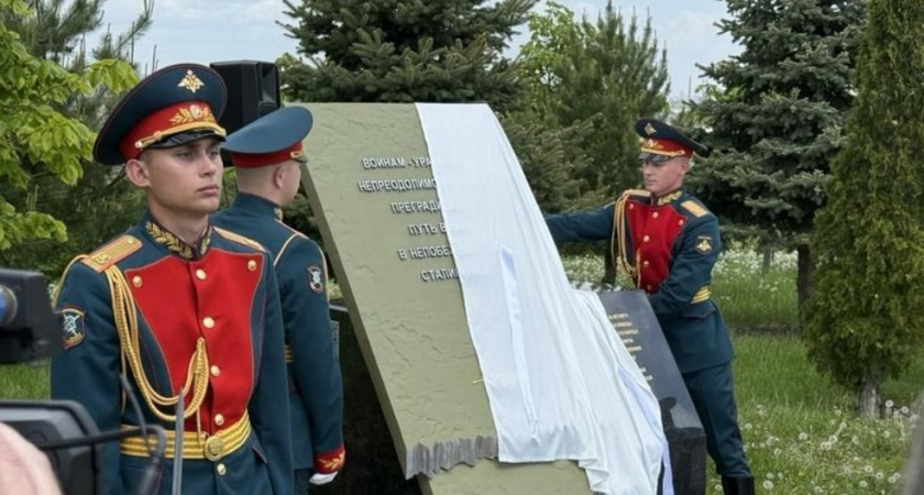 Делегация из Свердловской области установила памятный знак уральским бойцам в Волгограде